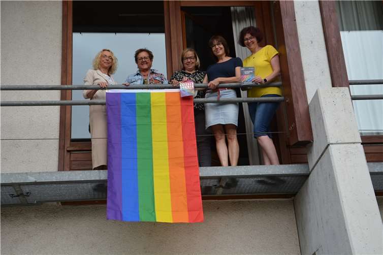 Die Regenbogenfahne gilt als Symbol für die Vielfalt der Gesellschaft. Foto: Kreisverwaltung des Rhein-Lahn-Kreises