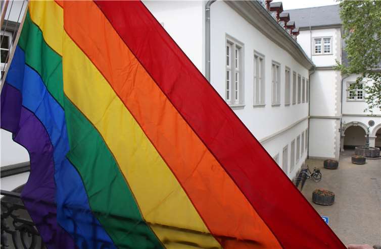 Die Regenbogenfahne wurde am Rathaus gehisst.Quelle: Stadt Koblenz