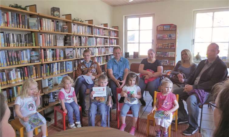 Die Regenbogenkinder nahmen begeistert ihre Lesestartersets in Empfang. privat
