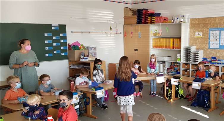 Die Regenbogenklasse (4a) besucht ihre Patenklasse, die Hundeklasse (1a). Foto: privat