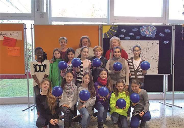 Die Regenbogenschule freut sich über neue Volleybälle. privat