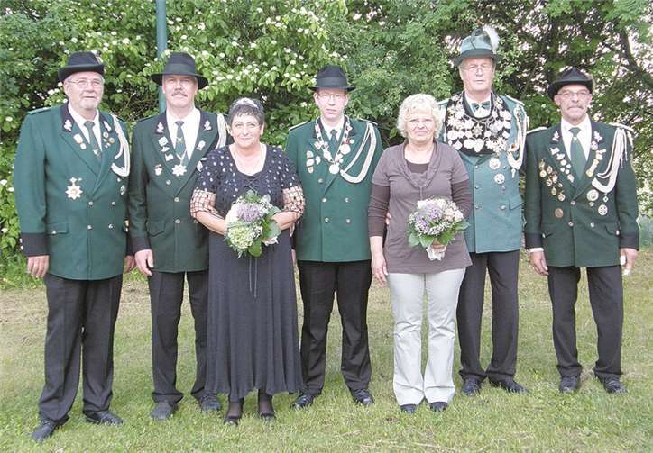 Die Regentschaft der amtierenden Schützenmajestäten endet am 30. Mai (v.l.n.r.):. Schießmeister Fritz Walter Bell, Scheibenkönig Gerhard Greßler mit Königin Walburga, Vogelprinz Peter Otto, Königin Roswitha mit Vogelkönig Albert Meurer, Brudermeister Hans Werner Schneider.privat