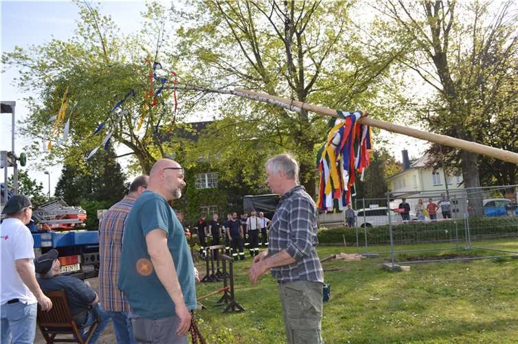 Die Regie für die Aufstellung des Maibaums lag, wie gewohnt, beim Ortsbeirat um Ortsvorsteher Wilfried Humpert. Fotos: AB