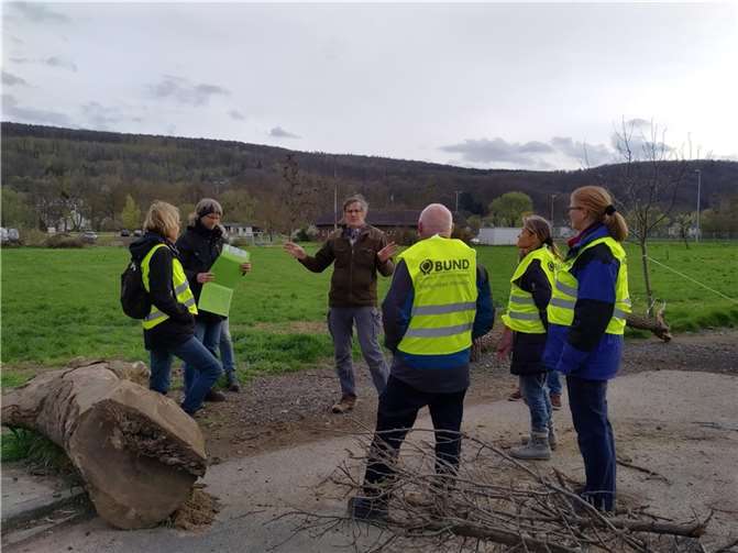 Die Regionalgruppe Rheinschiene/ Brohltal der BUND Kreisgruppe Ahrweiler bei Besichtigung der Streuobstwiesen in Bad Bodendorf.  Foto: Stefani Jürries