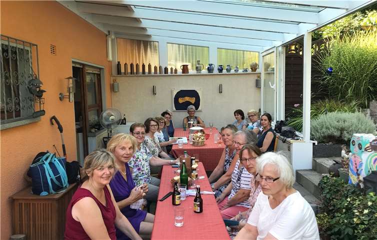 Die Reha-Sportgruppe verlegte das Training an einem heißen Sommertag kurzerhand auf die Terrasse der Trainerin.privat