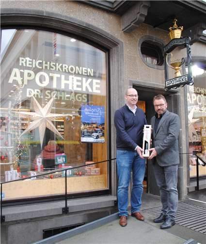 Die Reichskronen-Apotheke von Dr. Wolfgang Schlags feiert ihr 125-jähriges Bestehen. Hierzu gratulierte auch Oberbürgermeister Wolfgang Treis. Jasmin Franz/Stadt Mayen