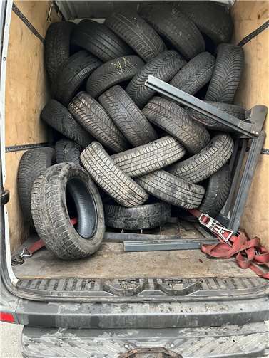 Die Reifen im Kleintransporter.