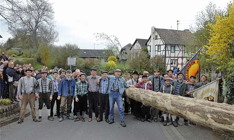 Die Reifferscheider Junggesellen in historischer „Kluft“ beim Maibaumstellen. UM