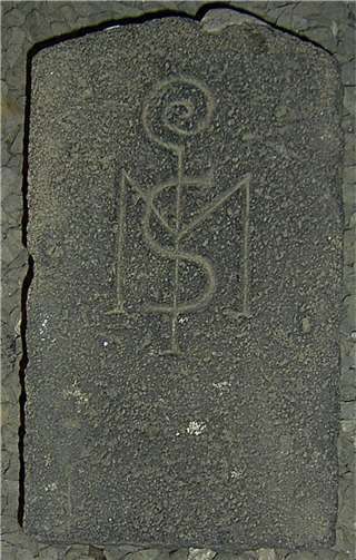 Die Reihenfolge der Buchstaben kann wechseln; ebenso können beide Buchstaben verschlungen sein.