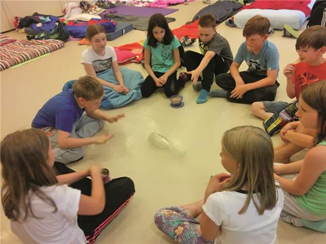 Die Reihenfolge der vorgelesenen Geschichten bestimmte der Zufall: die Flasche wurde gedreht! privat