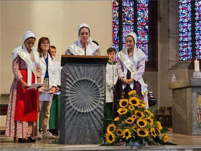 Erfolgreiche Tage der Begegnung Die Reine (Königin) von Vence mit ihren beiden Demoiselles wirken beim deutsch-französischen Gottesdienst mit.