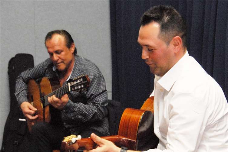 Die Reinhardt-Brüder Mike und Moro spielen Gipsy Swing-Lieder, die direkt aus dem Herzen kommen.