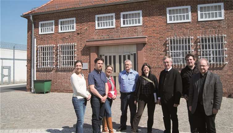 Die „Reinisch-Reisenden“ vor der Gedenkstätte in der JVA Brandenburg-Görden (von links): Angela Nachtsheim, Pascal Nachtsheim, Angela Marlier, Justizvollzugsbeamter Fuchs, Dr. Sylvia de Pasquale, Leiterin der Gedenkstätten Brandenburg, Prof. P. Dr. Heribert Niederschlag, Postulator des Seligsprechungsprozesses, Timo Michael Keßler und Regens Martin J. Emge (Erzbistum Bamberg).privat