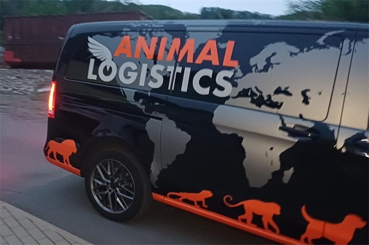 Die Reise beginnt mit dem Transportunternehmen Animal Logistics im Zoo Neuwied. 