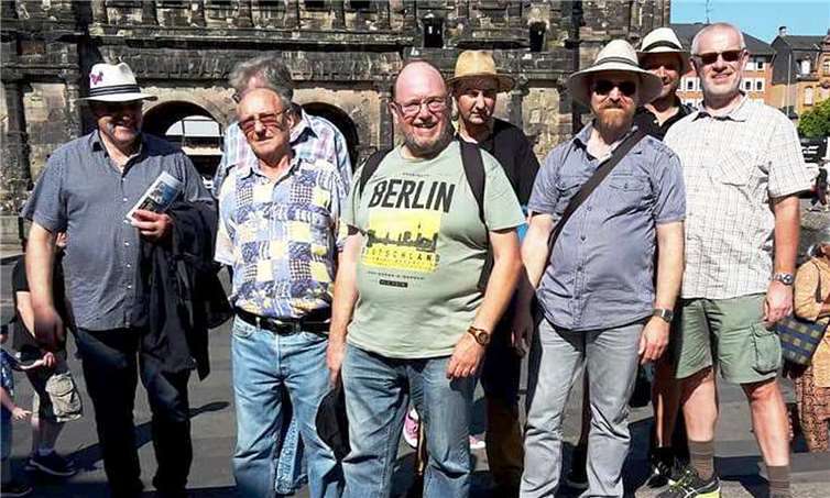 Die Reise in die Geschichte starteten die „Ladykiller“ an der Porta Nigra. privat