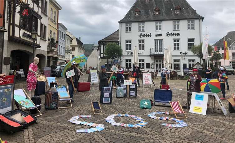 Die Reisebüromitarbeiter während ihrer Demonstration auf dem Marktplatz in Ahrweiler.Fotos: privat