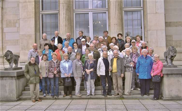 Die Reisegesellschaft vor dem Krupp-Quartier. privat