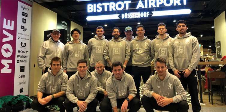 Die Reisegruppe „SG Eintracht Mendig/Bell“ vor dem Abflug auf dem Flughafen Düsseldorf mit (hinten von links) DFB-Vereinsmanager Hermann Krings, Takahiro Hidaka, Robin Rohr, Florian Schlich, der sportliche Leiter Bernd Brück, Lars Assenmacher, Milan Rawert und Mustafa Madanoglu sowie (vorn von links) Spielertrainer Kodai Stalph, Björn Gilles, Co-Trainer Bernd Pauly, Alexander Court und Manuel Oster.Fotos: SK