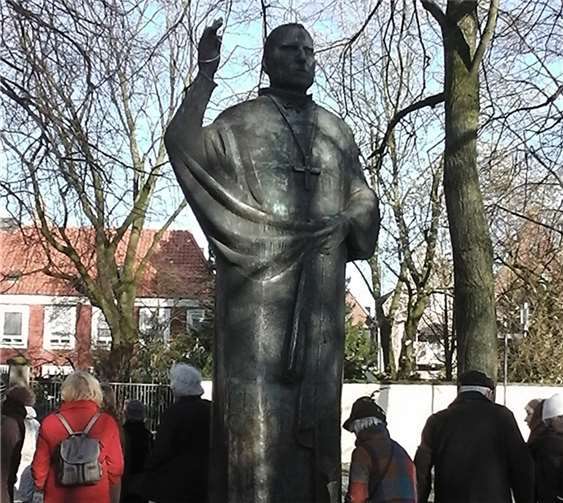 Die Reisegruppe am Denkmal für Kardinal Graf von Galen, Bischof von Münster während des 2. Weltkriegs. privat