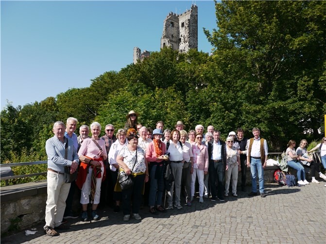 Die Reisegruppe am Fuß von Burg Drachenfels.  Foto: Astrid Sibbe