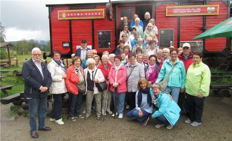 Die Reisegruppe am Grenzübergang nach Tschechien in Haidsmühle.