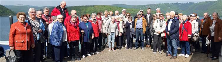 Die Reisegruppe am Schiffsanleger der Rursee-Schifffahrtsgesellschaft. Foto: privat