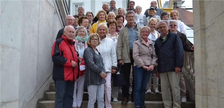 Die Reisegruppe auf der Treppe zum Schloss Nymphenburg. privat