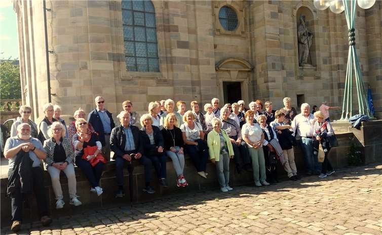 Die Reisegruppe aus Bendorf-Sayn vor dem Dom in Fulda. Foto: G. Bomm