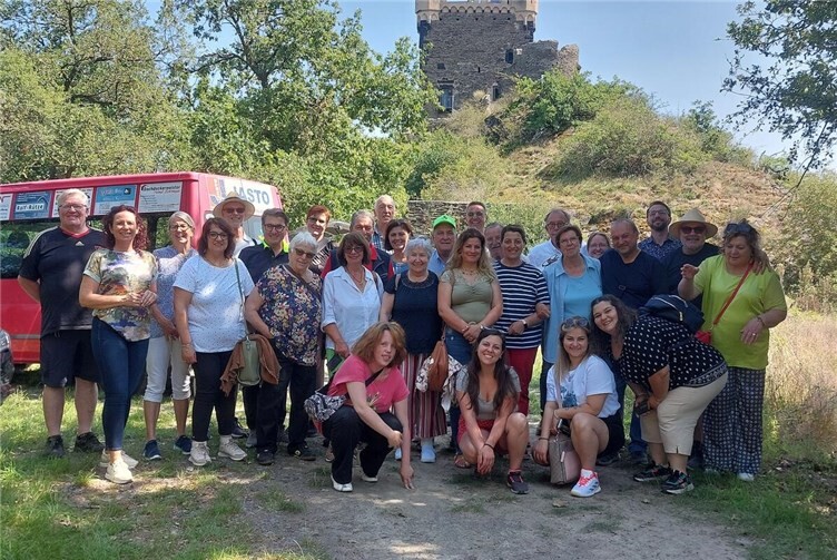 Die Reisegruppe aus Caiazzo mit ihren Gastgebern beim Besuch der Burg Wernerseck im Spätsommer 2025.Foto: privat