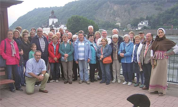 Die Reisegruppe aus Klotten kurz vor der Überfahrt zur Burg Pfalzgrafenstein mitten im Rhein. privat