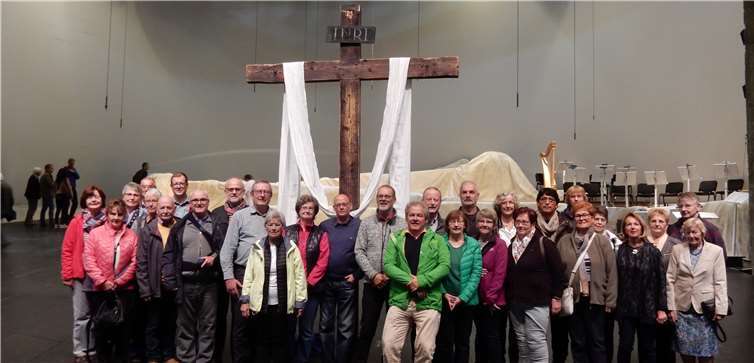 Die Reisegruppe aus Unkel durfte für ein Erinnerungsfoto auf die Bühne. Foto: Volker K. Thomalla