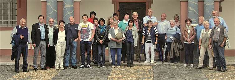 Die Reisegruppe aus Wershofen vor Schloss Weilburg. privat