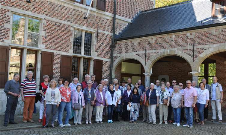 Die Reisegruppe aus der Partnerstadt Andernach vor dem Distriktshaus Veltwijck in Ekeren. Rechts die beiden Vorsitzenden, Richard Welter aus Andernach und Dirk van Overloop aus Ekeren. privat
