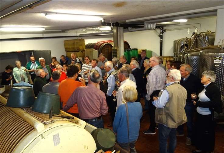 Die Reisegruppe bei der Weinprobe im Hotel-Weinkeller. Foto: privat
