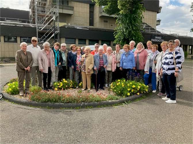 Die Reisegruppe bestand aus 22 Seniorinnen und einem Senior. Das Alter zwischen 70 und 92, also schon beachtlich.