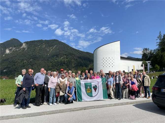 Die Reisegruppe besuchte die Passionsspiele im österreichischen Erl. Das Gebäude im Hintergrund ist das Passionsspielhaus.  Foto: Petra Nolden