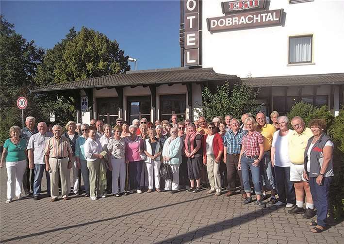 Die Reisegruppe der Bürgergesellschaft vor dem Hotel Dobrachtal bei Kulmbach.privat