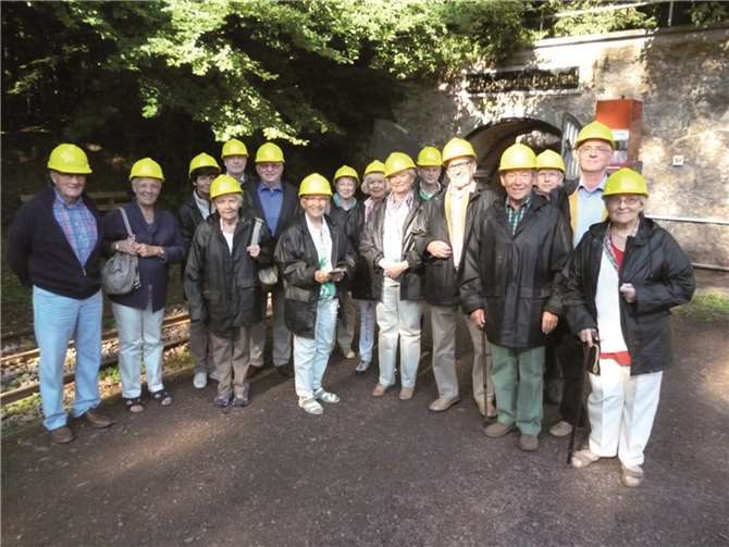 Die Reisegruppe der Eigentümergemeinschaft Bendorf vor der Grubeneinfahrt.privat
