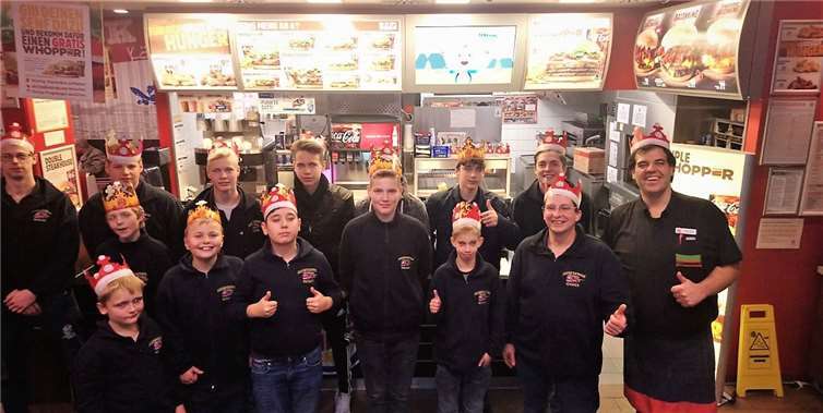 Die Reisegruppe der Jugendfeuerwehr Remagen: nach anstrengendem Spiel lockten die kulinarischen Genüsse. AB