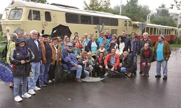 Die Reisegruppe der Prinzengarde beim „närrischen Umtrunk auf grüner Wiese“. Privat