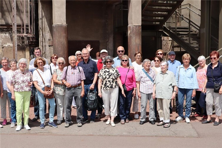 Die Reisegruppe der Sankt Martins-Nachbarschaft am Eingang zur Völklinger Hütte