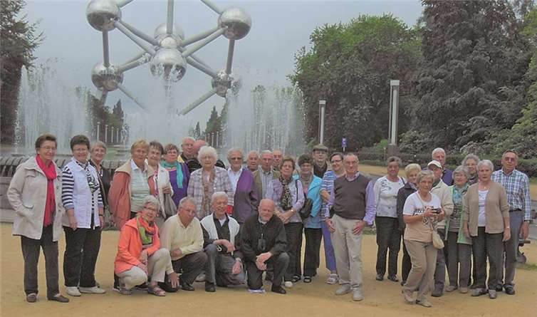 Die Reisegruppe der Senioren-Union vor dem weltberühmten Atomium, dem Wahrzeichen von Brüssel. privat