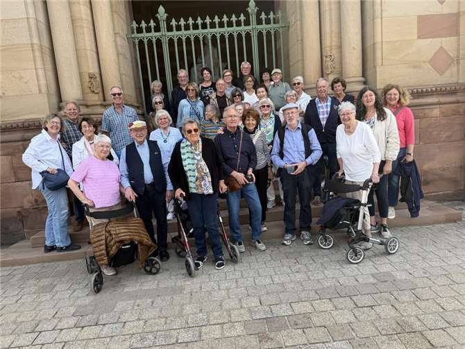 Die Reisegruppe der St. Martins-Nachbarschaft vor dem Kaiserdom zu Speyer.  Foto: von H. Kehrein