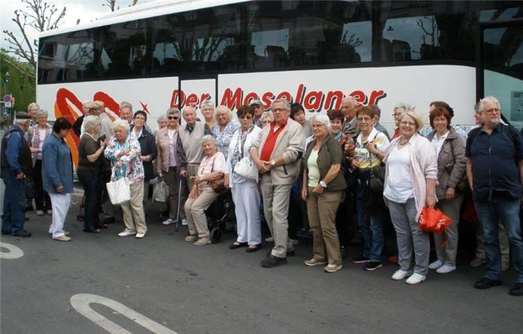 Die Reisegruppe der VdK Kobern-Gondorf während ihrer Fahrt nach Luxemburg vor dem Reisebus.privat