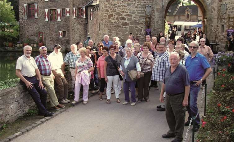 Die Reisegruppe der VdK vor der Burg Satzvey.privat