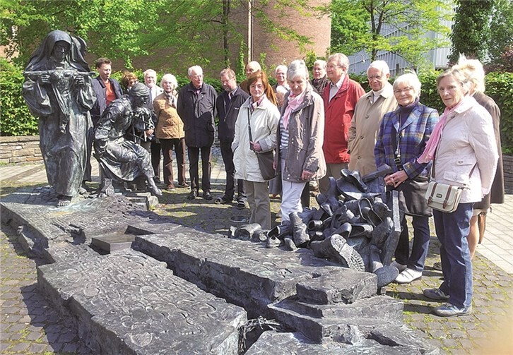 Die Reisegruppe des Bürgervereins Meckenheim vor dem Edith-Stein-Denkmal.Privat