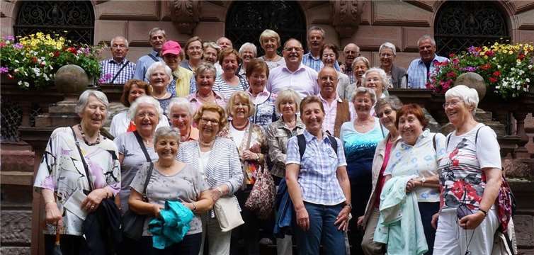 Die Reisegruppe des Förderkreises Abtei Sayn vor dem Schloss Thurn und Taxis in Regensburg. Lüthy / Bomm