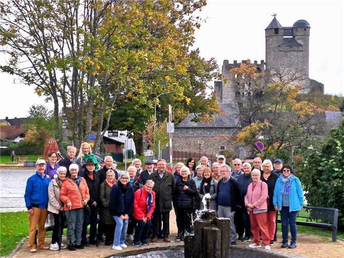 Die Reisegruppe des Kirchbauvereins Niederbieber versammelte sich vor der Burg zum Erinnerungsfoto.Foto: Hans-Werner Jäckle