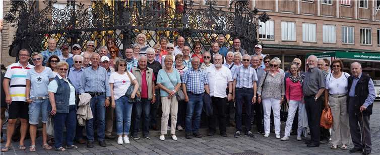 Die Reisegruppe des Männerchors Rübenach vor dem Schönen Brunnen in Nürnberg.Foto: privat