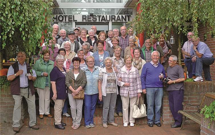 Die Reisegruppe des Mandolinenclubs vor dem Ringhotel Voss in Westerstede.privat